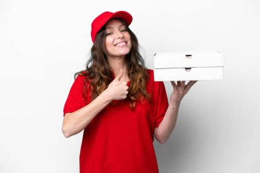 İş üniformalı bir pizzacı kadın beyaz arka planda izole edilmiş pizza kutularını topluyor.