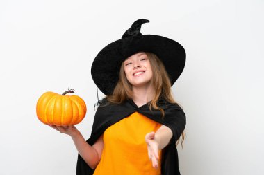 Beyaz arka planda izole edilmiş bir balkabağı tutan cadı kostümü giyip iyi bir anlaşma için el sıkışıyorlar.