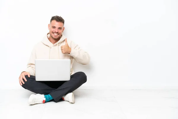 Jovem Caucasiano Com Laptop Sentado Chão Isolado Fundo Branco Com — Fotografia de Stock