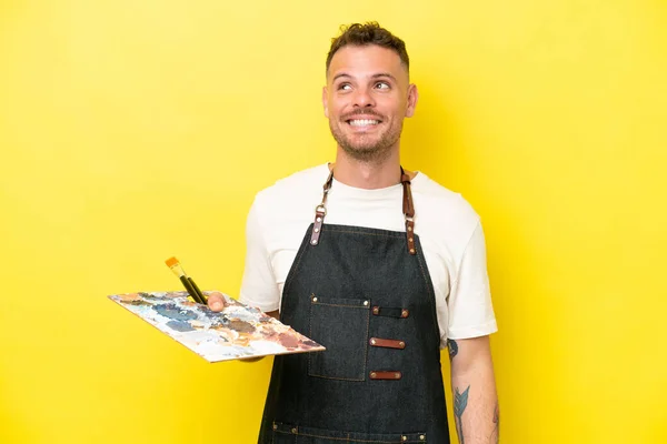 Jovem Artista Caucasiano Homem Segurando Uma Paleta Isolada Fundo Amarelo — Fotografia de Stock