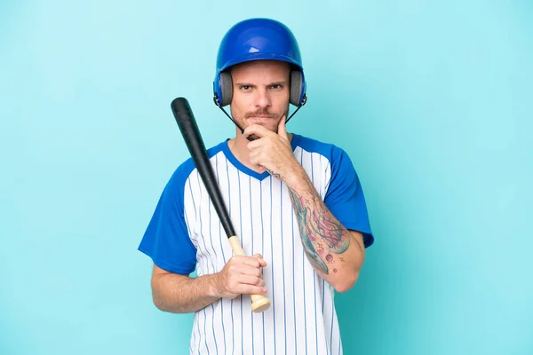 Baseball Gracz Kasku Nietoperza Izolowane Niebieskim Tle Myślenia — Zdjęcie stockowe