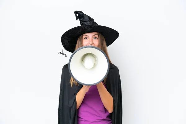 Mladá Běloška Žena Kostým Jako Čarodějnice Izolované Bílém Pozadí Křičí — Stock fotografie