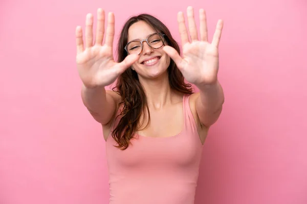 Mladá Běloška Žena Izolované Růžovém Pozadí Počítání Deset Prsty — Stock fotografie