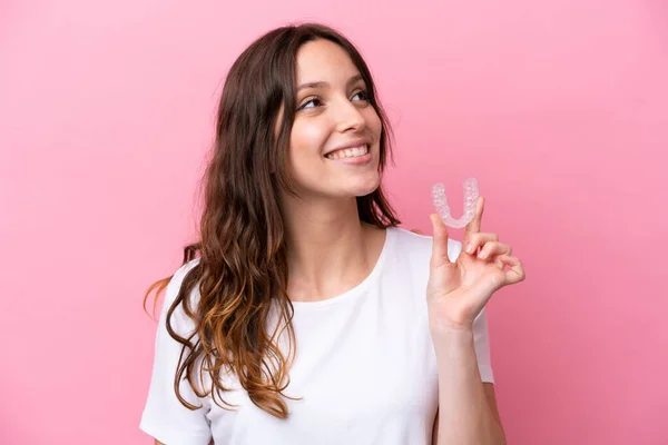 Junge Kaukasische Frau Mit Unsichtbaren Zahnspangen Isoliert Auf Rosa Hintergrund — Stockfoto