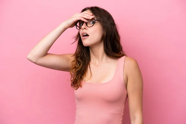 Junge Kaukasische Frau Isoliert Auf Rosa Hintergrund Macht Überraschungsgeste Während — Stockfoto