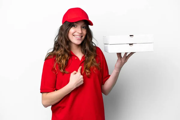 Доставка Пиццы Женщина Рабочей Форме Подобрав Коробки Пиццы Изолированы Белом — стоковое фото