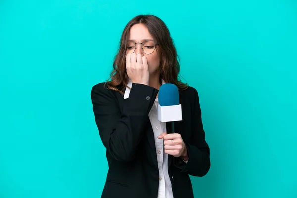 Fiatal Műsorvezető Elszigetelt Kék Háttérrel Kétségek — Stock Fotó