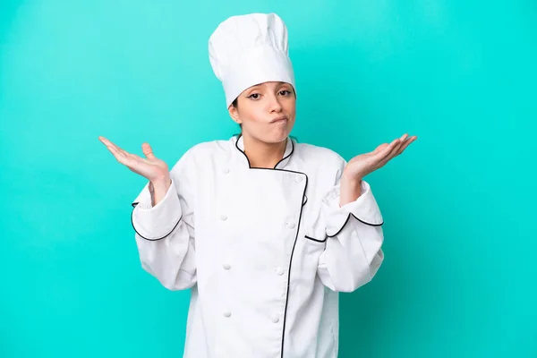 Joven Mujer Chef Caucásica Aislada Sobre Fondo Azul Teniendo Dudas —  Fotos de Stock