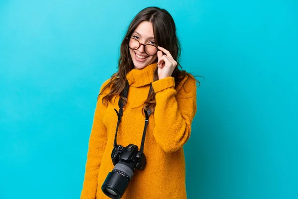 Ung Fotograf Kvinna Isolerad Blå Bakgrund Med Glasögon Och Glad — Stockfoto