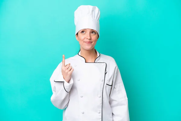 Giovane Donna Chef Caucasico Isolato Sfondo Blu Che Punta Con — Foto Stock