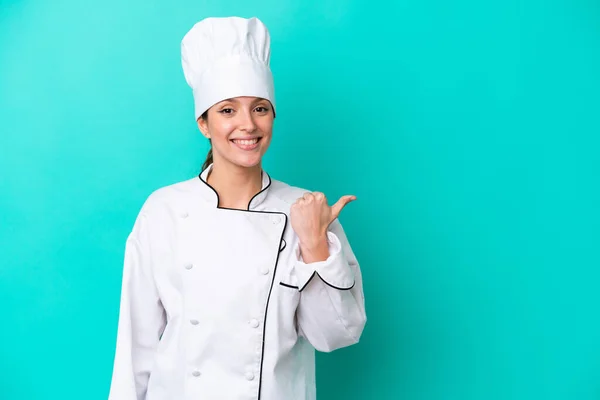 Joven Chef Mujer Caucásica Aislada Sobre Fondo Azul Apuntando Hacia —  Fotos de Stock