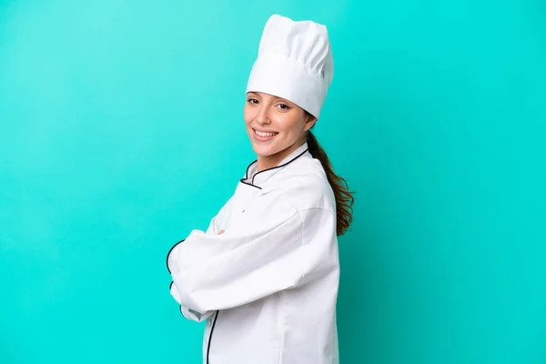 Giovane Donna Chef Caucasico Isolato Sfondo Blu Con Braccia Incrociate — Foto Stock