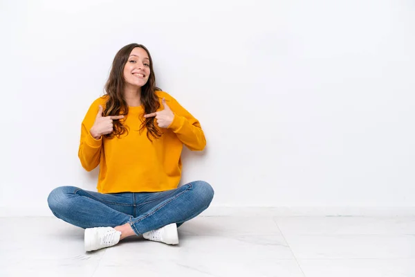 Mujer Caucásica Joven Sentada Suelo Aislada Pared Blanca Con Expresión — Foto de Stock