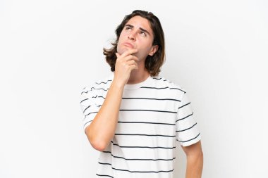 Beyaz arka planda izole edilmiş genç ve yakışıklı bir adam.