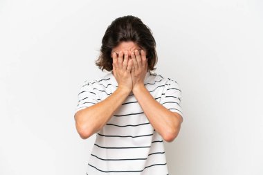 Beyaz arka planda izole edilmiş, yorgun ve hasta yüzlü genç bir adam.