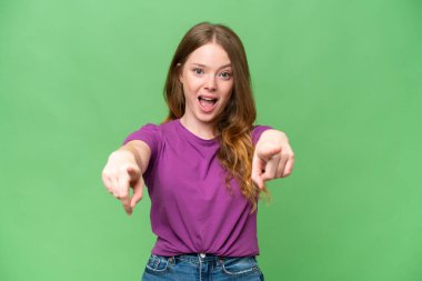 Tecrit edilmiş genç ve güzel bir kadın şaşırmış ve ön tarafı işaret ediyor.