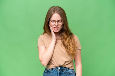 Dişi ağrılı, izole edilmiş genç ve güzel bir kadın.