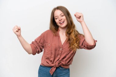 Beyaz arka planda izole edilmiş güzel bir kadın zaferi kutluyor.