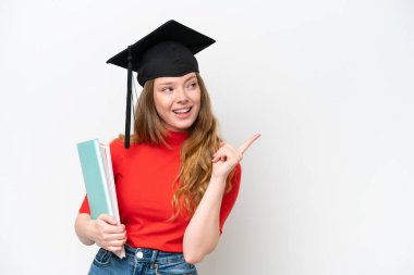 Üniversiteden mezun genç bir kadın beyaz arka planda izole edilmiş bir şekilde parmağını kaldırarak çözümü bulmaya çalışıyor.