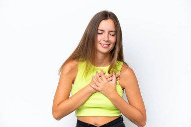 Beyaz arka planda izole edilmiş, kalbinde ağrı olan beyaz bir kadın.