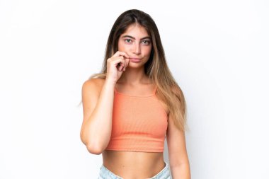 Beyaz arka planda izole edilmiş beyaz bir kadın sessizlik işareti gösteriyor.