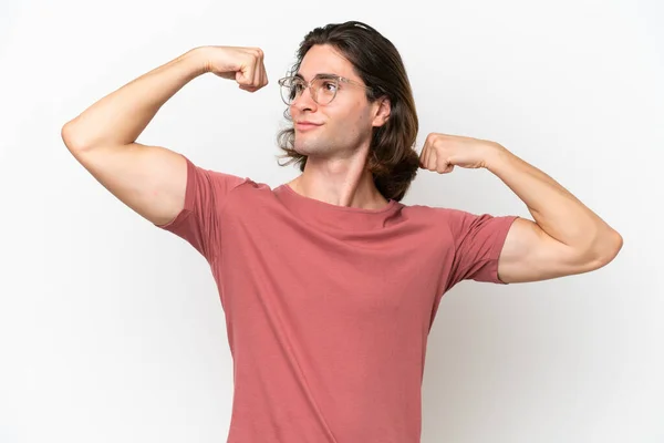 Joven Hombre Guapo Aislado Sobre Fondo Blanco Haciendo Gesto Fuerte —  Fotos de Stock