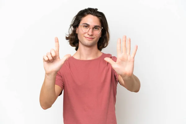 Jonge Knappe Man Geïsoleerd Witte Achtergrond Tellen Zeven Met Vingers — Stockfoto