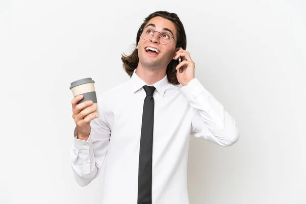 Biznes Przystojny Mężczyzna Odizolowany Białym Tle Trzymając Kawę Zabrania Telefon — Zdjęcie stockowe