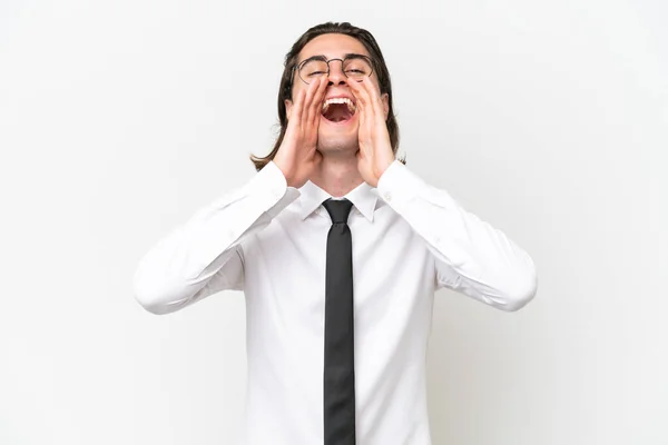 Homem Bonito Negócios Isolado Fundo Branco Gritando Anunciando Algo — Fotografia de Stock