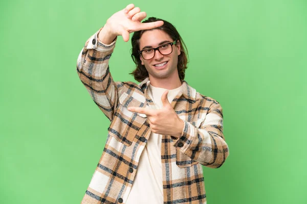 Ung Kaukasisk Man Isolerad Grön Krom Bakgrund Med Fokus Ansikte — Stockfoto