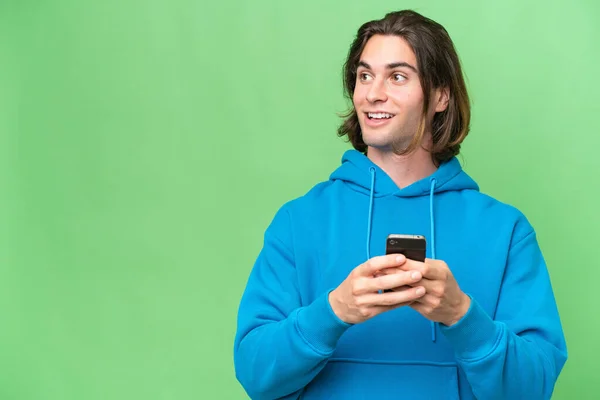 Joven Hombre Guapo Aislado Fondo Croma Verde Usando Teléfono Móvil —  Fotos de Stock