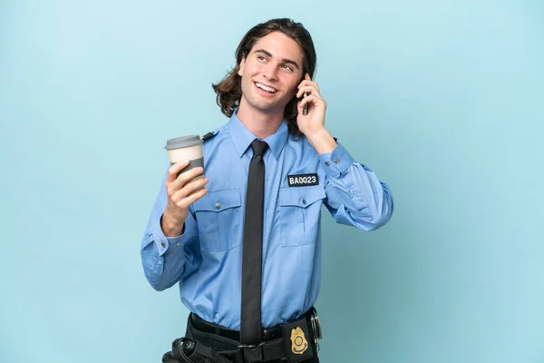 Joven Policía Caucásico Hombre Aislado Sobre Fondo Azul Celebración Café —  Fotos de Stock