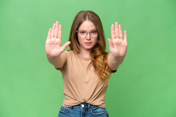 Ung Vacker Kvinna Över Isolerad Bakgrund Gör Stopp Gest Och — Stockfoto