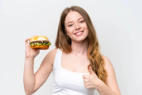 Młoda Piękna Kobieta Trzyma Hamburgera Białym Tle Kciukami Górze Stało — Zdjęcie stockowe