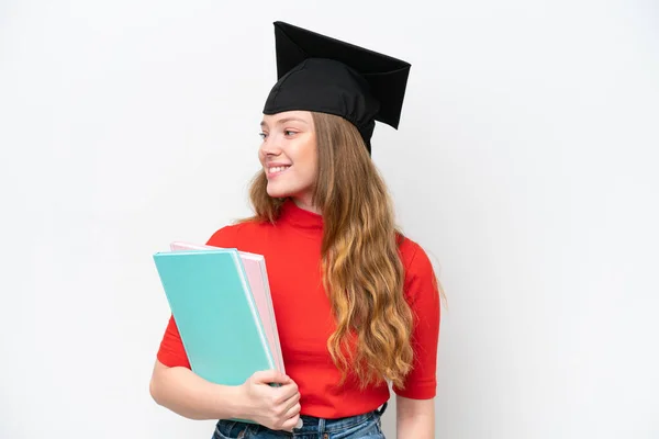 Jovem Universitária Graduada Mulher Isolada Fundo Branco Olhando Lado — Fotografia de Stock