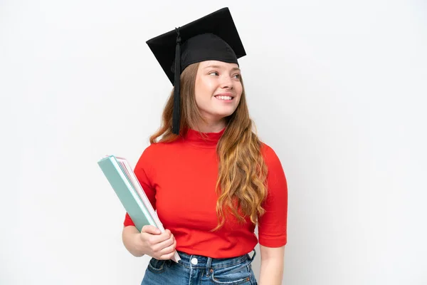 Jovem Universitária Graduada Mulher Isolada Fundo Branco Olhando Para Lado — Fotografia de Stock