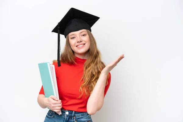 Junge Universitätsabsolventin Isoliert Auf Weißem Hintergrund Die Hände Zur Seite — Stockfoto