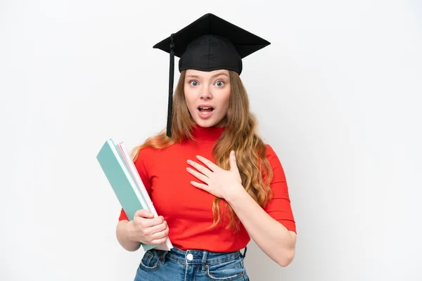 Jovem Universitária Graduada Mulher Isolada Fundo Branco Surpreso Chocado Olhar — Fotografia de Stock