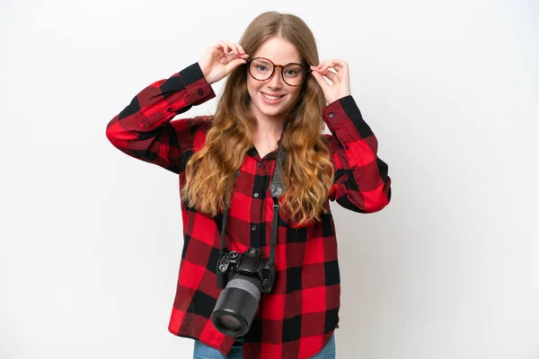 Jonge Fotograaf Mooie Vrouw Geïsoleerd Witte Achtergrond Met Bril Verrast — Stockfoto