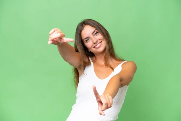 若いです可愛いです女性上の隔離された背景ポインティングフロントで幸せな式 — ストック写真