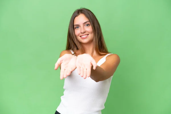 Joven Mujer Bonita Sobre Fondo Aislado Sosteniendo Copyspace Imaginario Palma — Foto de Stock