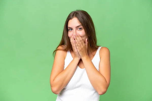 Jovem Mulher Bonita Sobre Fundo Isolado Feliz Sorridente Cobrindo Boca — Fotografia de Stock