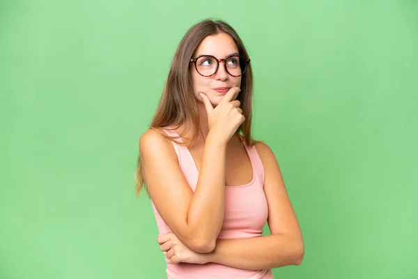 Joven Mujer Bonita Sobre Fondo Aislado Pensando Una Idea Mientras — Foto de Stock