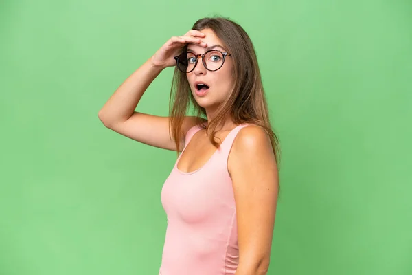 Joven Bonita Mujer Sobre Aislado Fondo Haciendo Gesto Sorpresa Mientras — Foto de Stock