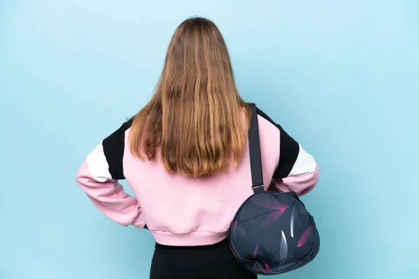 Jovem Mulher Esporte Com Saco Esporte Isolado Fundo Azul Posição — Fotografia de Stock