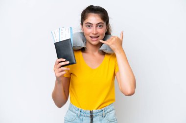 Beyaz arka planda şişirilebilir seyahat eden beyaz saçlı genç bir kadın telefon jesti yapıyor. Bana geri dönüş işareti ver. 