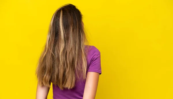 Mujer Joven Caucásica Aislada Sobre Fondo Amarillo Posición Espalda Mirando — Foto de Stock