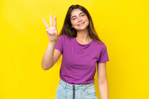 Νεαρή Καυκάσια Γυναίκα Απομονωμένη Κίτρινο Φόντο Ευτυχισμένη Και Μετρώντας Τρία — Φωτογραφία Αρχείου