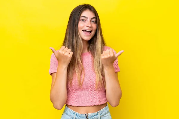 Mulher Branca Jovem Isolado Fundo Amarelo Com Polegares Para Cima — Fotografia de Stock