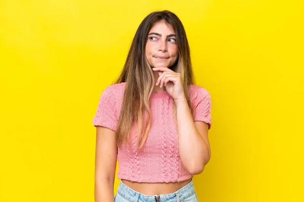 Jonge Blanke Vrouw Geïsoleerd Gele Achtergrond Met Twijfels Denken — Stockfoto